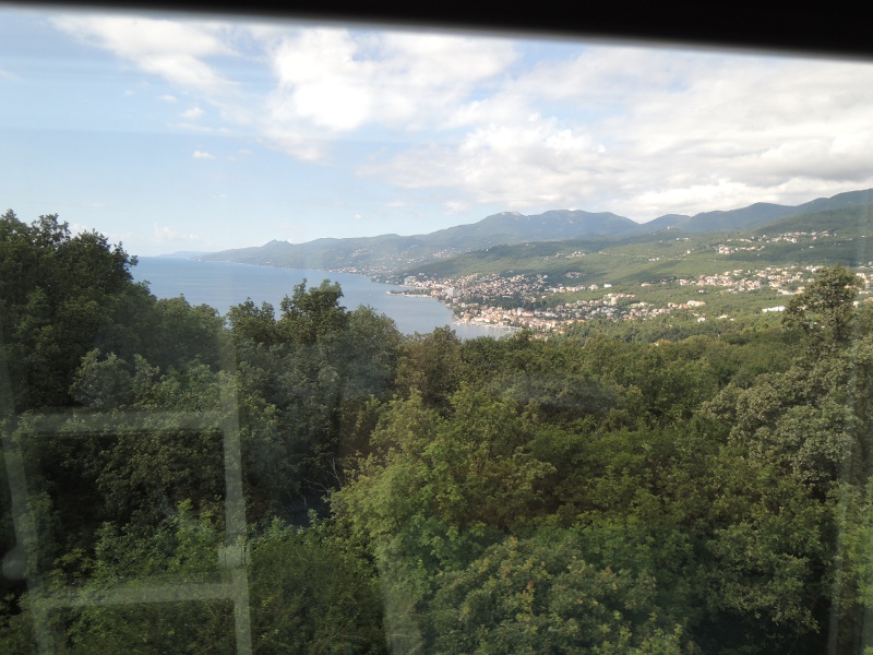 Blick aus dem Zug über die Adria bei Rijeka
