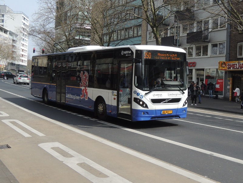 Bus des von Arriva Nederland betriebenen Limburgliners in Aachen Bushof