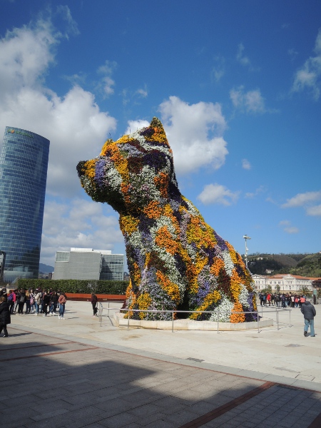 Skulptur 'Puppy' vor dem Guggenheim-Museum Bilbao