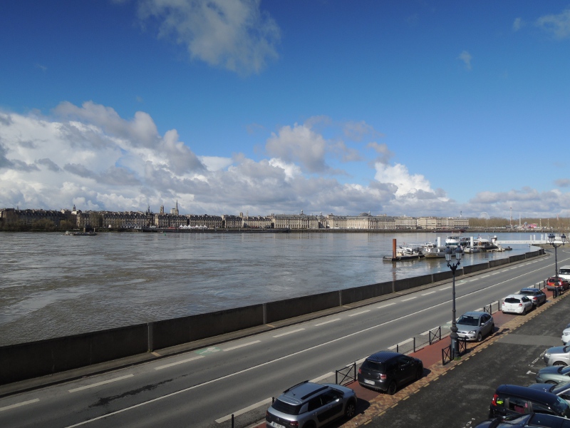 Blick über die Garonne auf die Altstadt von Bordeaux