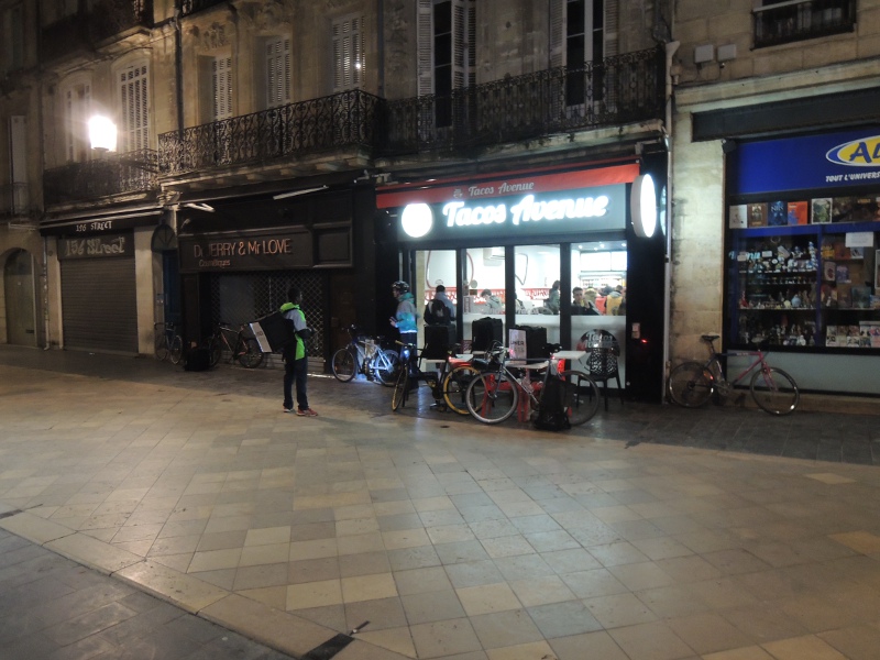 Fahrradkuriere vor Taco-Restaurant in Bordeaux