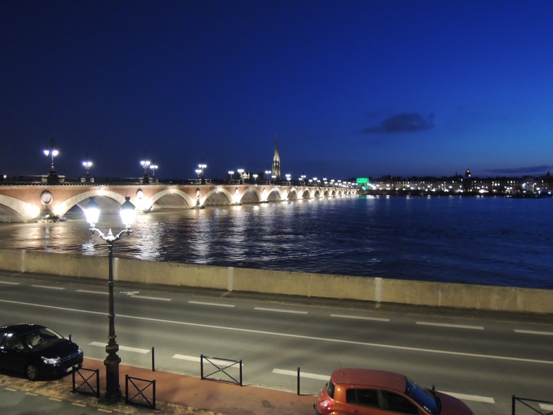 Blick über die Garonne bei Nacht