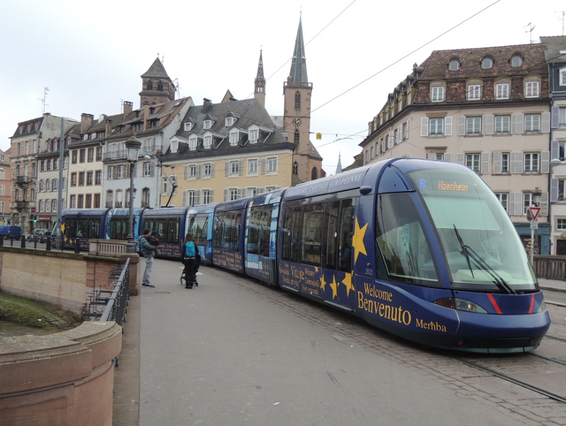 Straßenbahnzug mit Europa-Beklebung