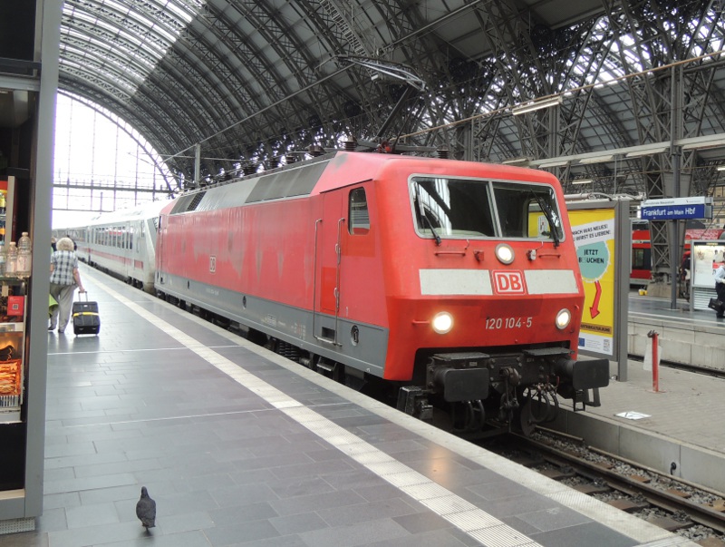 DB-Ellok der BR 120 mit IC