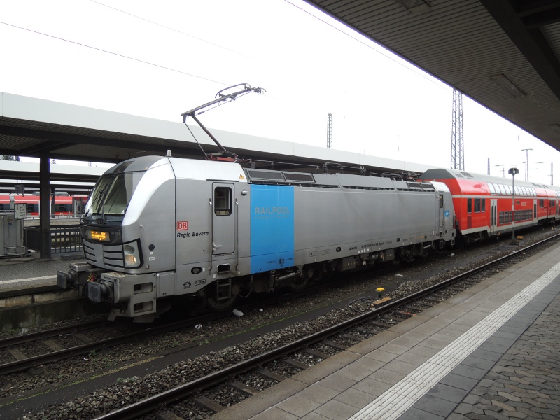 Vectron vor dem RE Nürnberg–Sonneberg