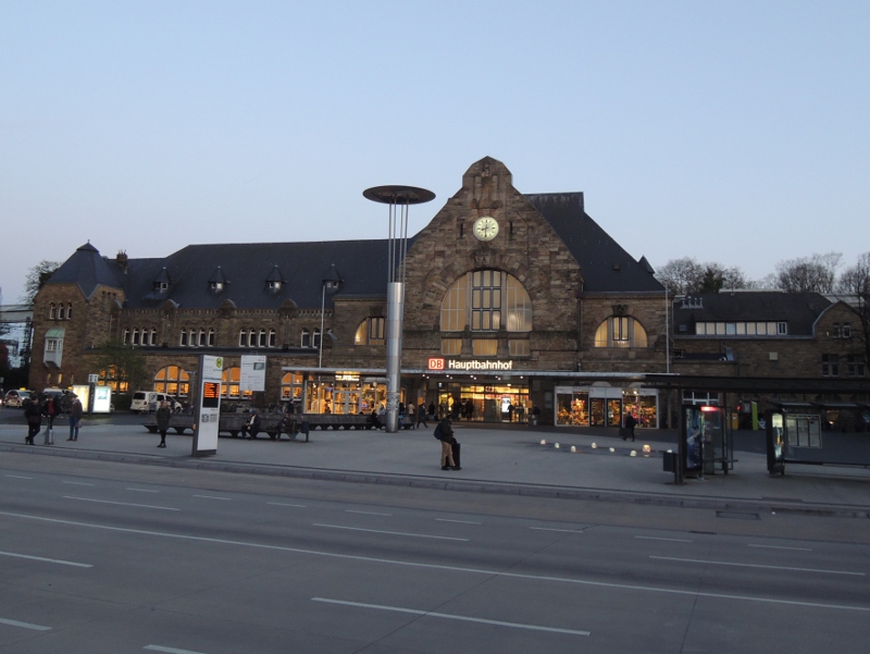 Aachen Hbf vom Vorplatz aus gesehen