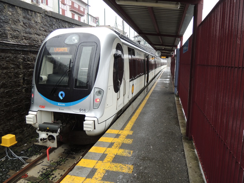 Euskotren im Bahnhof Hendaia