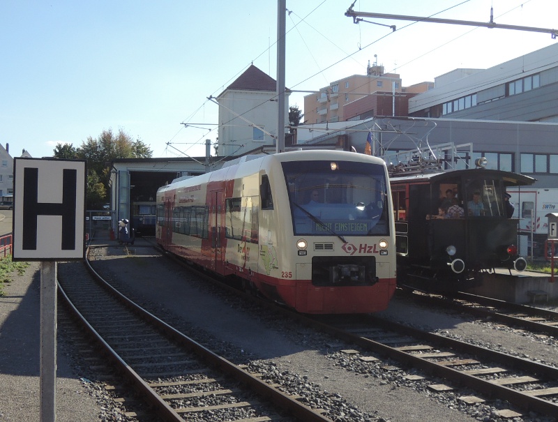 Hzl-Triebwagen neben historischem Zug der Trossinger Eisenbahn