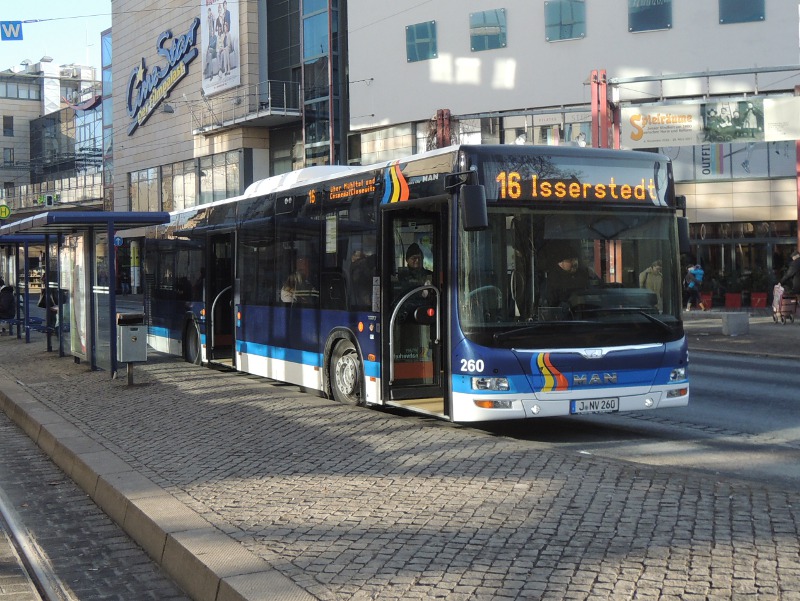Jenaer Bus an der Haltestelle Holzmarkt