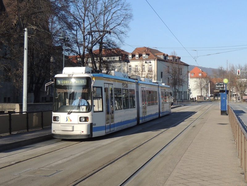 Jenaer Straßenbahn an der Haltestelle Universität