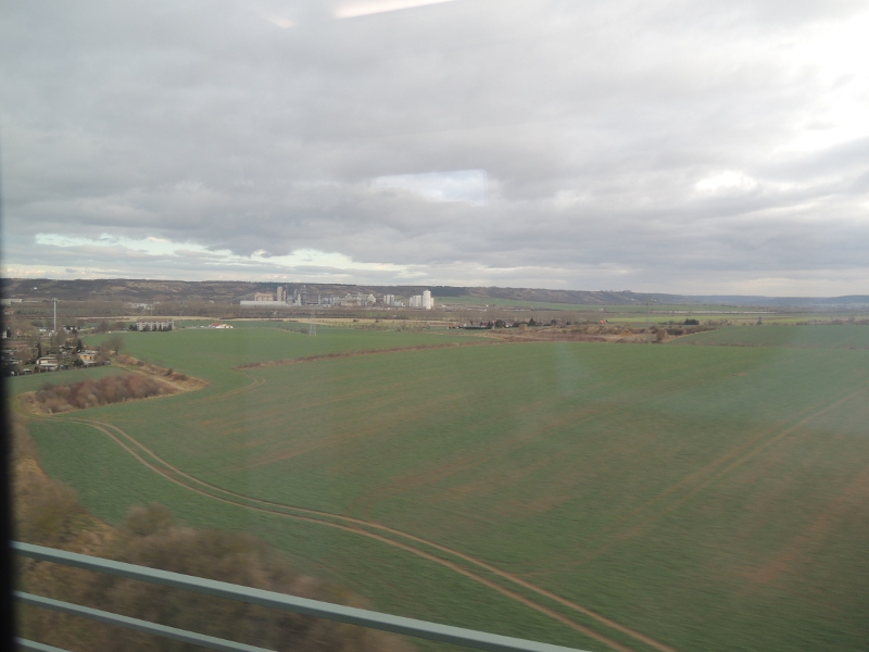 Blick auf das Karsdorfer Zementwerk im Unstruttal von der VDE 8