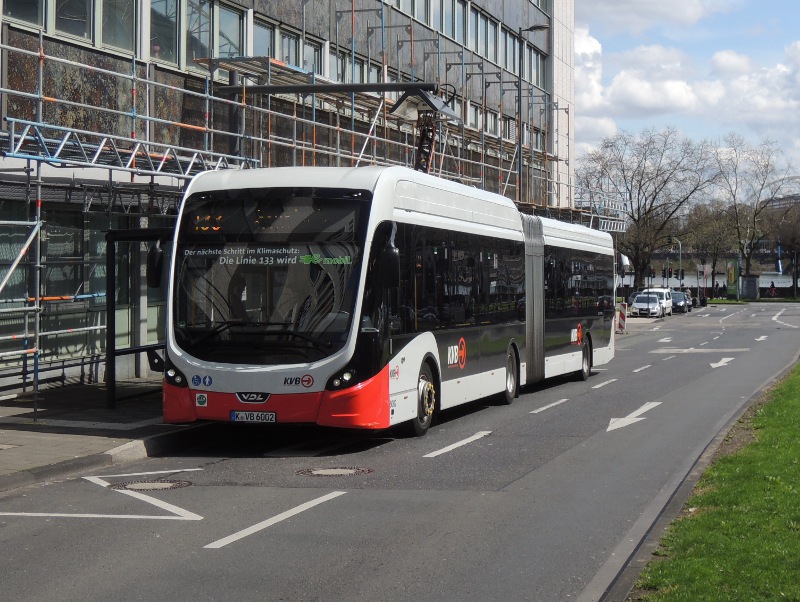 E-Bus der KVB an der Ladestation am Breslauer Platz