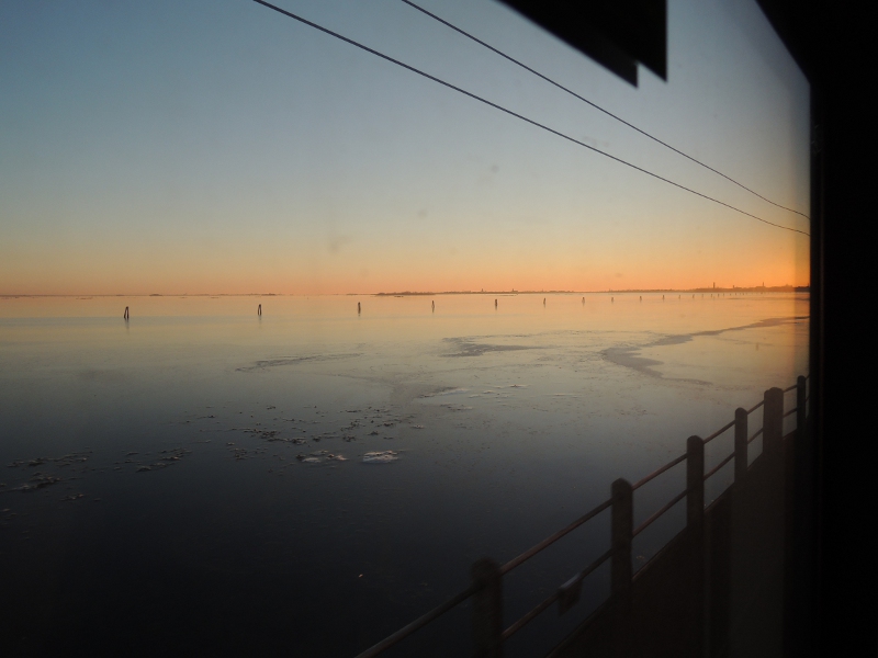 Blick von der Eisenbahnbrücke auf die Lagune von Venedig