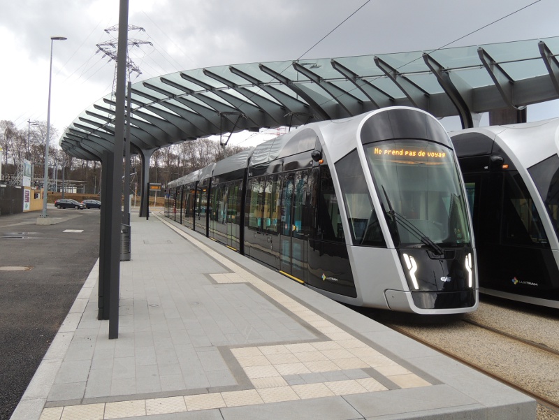 Luxemburger Straßenbahnwagen an der Endstation Luxexpo