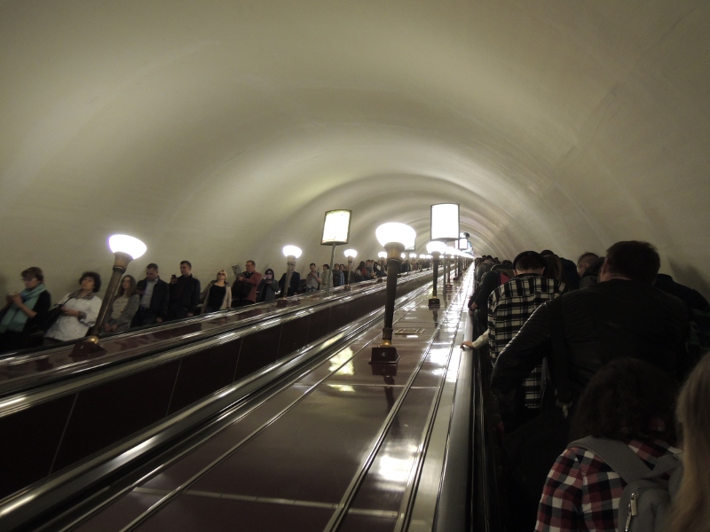 Rolltreppe in der Station Tschernyschewskaja