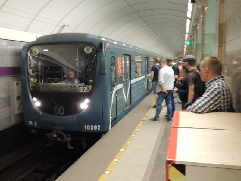 Neuerer Metrozug in St. Petersburg