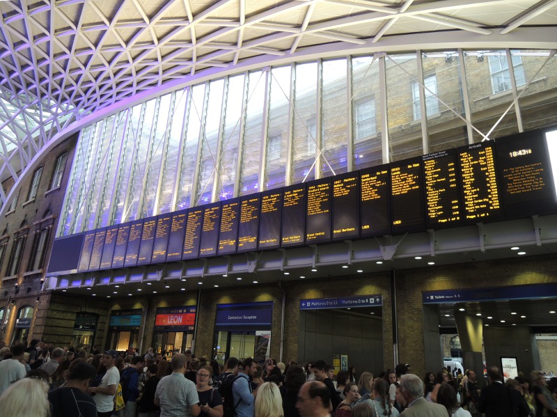 Anzeigetafel im Bahnhof London King's Cross