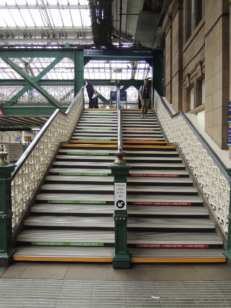 Linksverkehr in der Waverley Station in Edinburgh