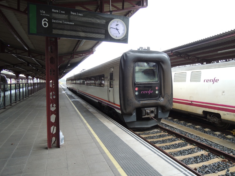 Breitspurtriebwagen im Bahnhof von Ferrol