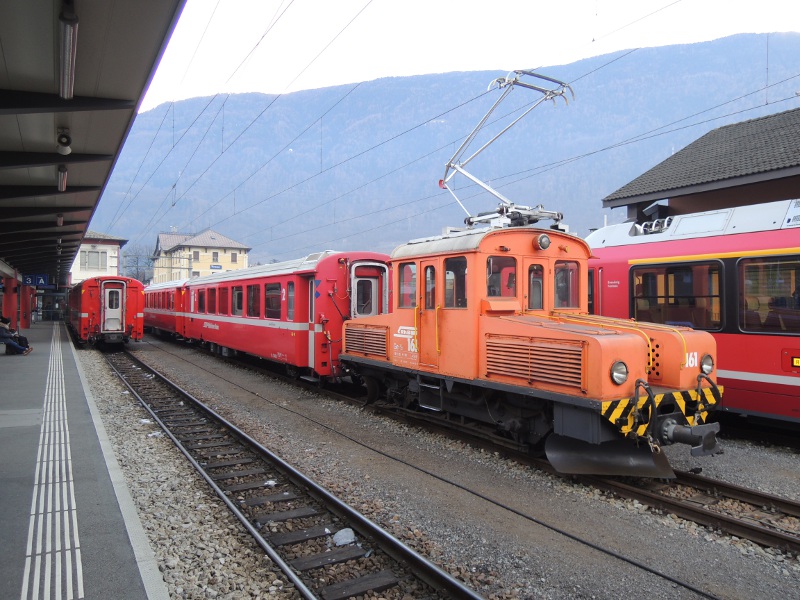 RhB-Rangierlok mit Wagen