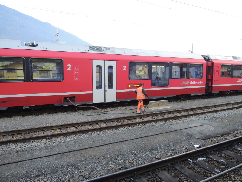 Leeren der Abwassertanks bei einem Allegra-Triebwagen