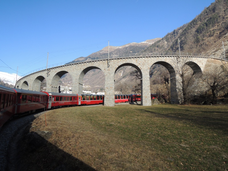 Fahrt durch den Kreisviadukt von Brusio