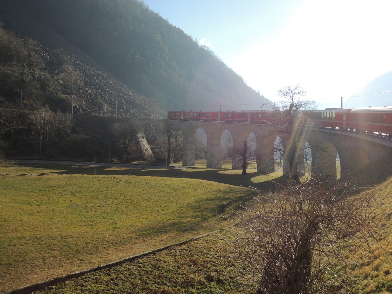 Fahrt durch den Kreisviadukt von Brusio