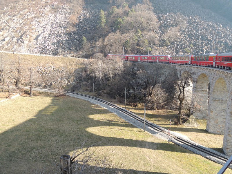 Fahrt durch den Kreisviadukt von Brusio