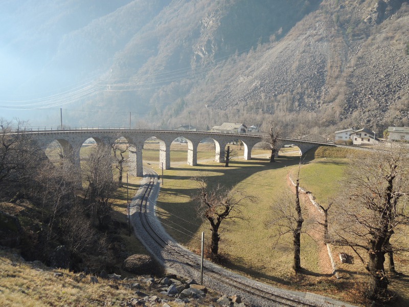 Fahrt durch den Kreisviadukt von Brusio