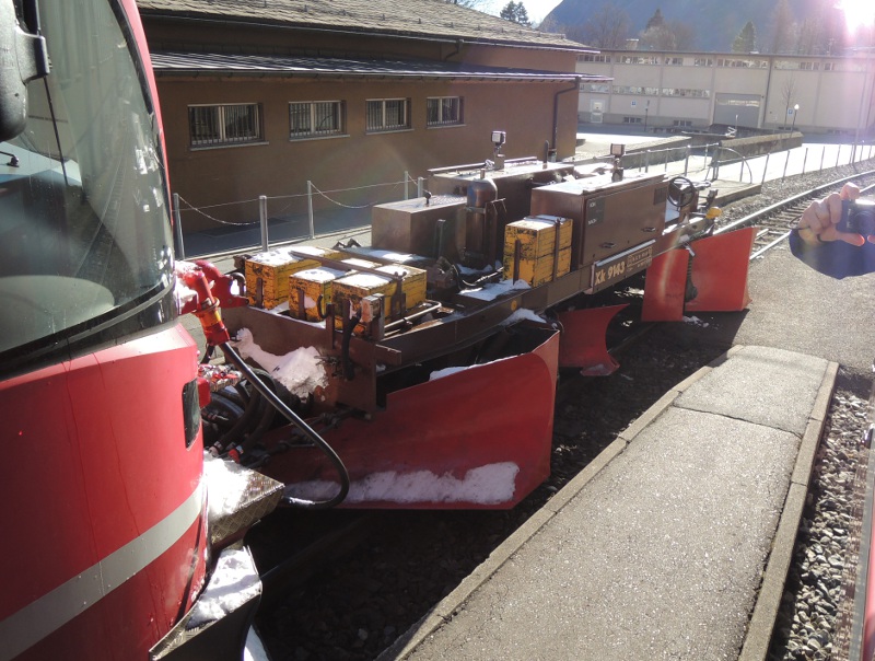 Schneepflug vor einem Allegra-Triebwagen