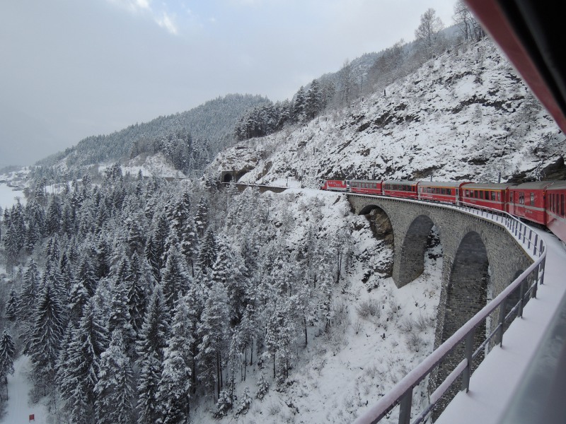 Zug auf dem Landwasserviadukt