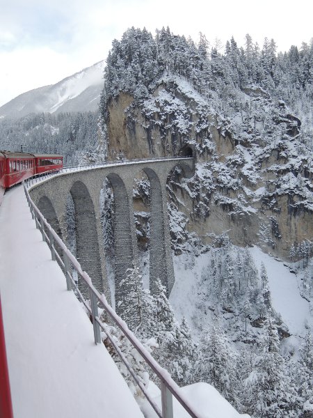 Zug auf dem Landwasserviadukt