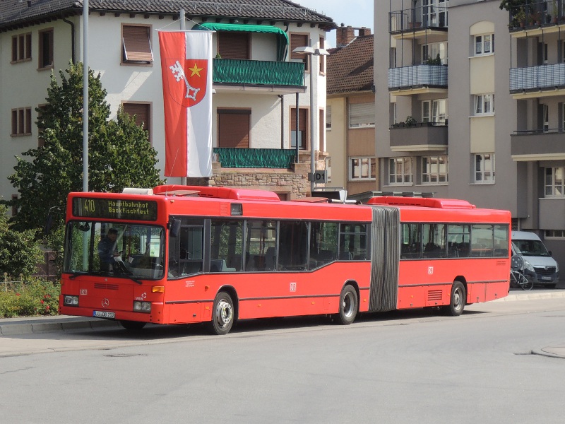 Älterer Mercedes-Gelenkbus von Rheinpfalzbus