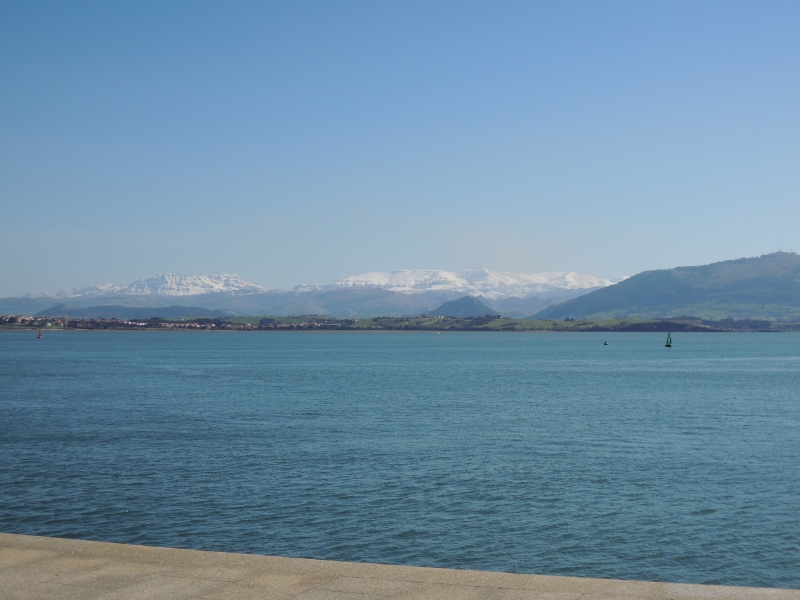 Blick über die Bucht von Santander aufs Kantabrische Gebirge