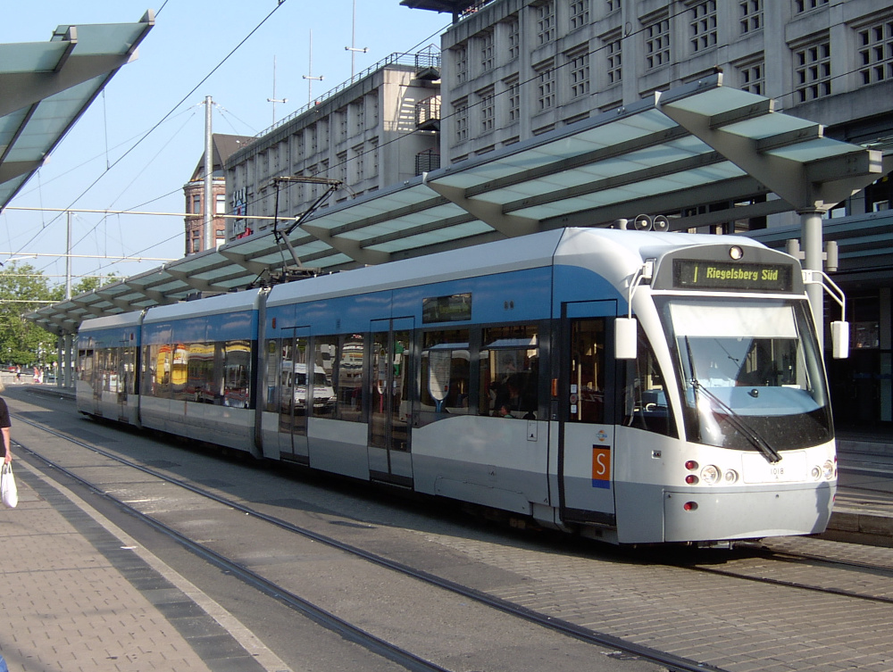 Saarbahnzug am Saarbrücker Hbf