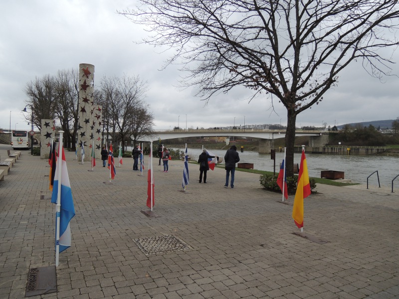 Blick auf das Mosel-Ufer und die Flaggen der Schengen-Staaten im gleichnamigen Ort