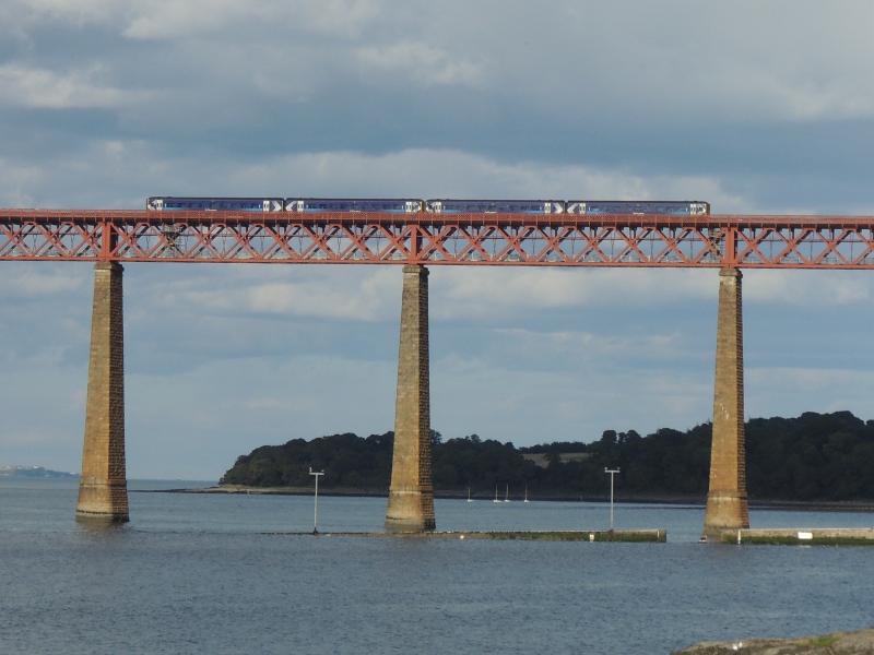 Zug auf der Forth Bridge