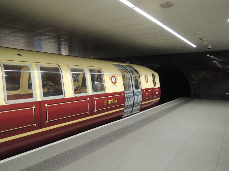U-Bahn-Wagen in historischer Farbgebung