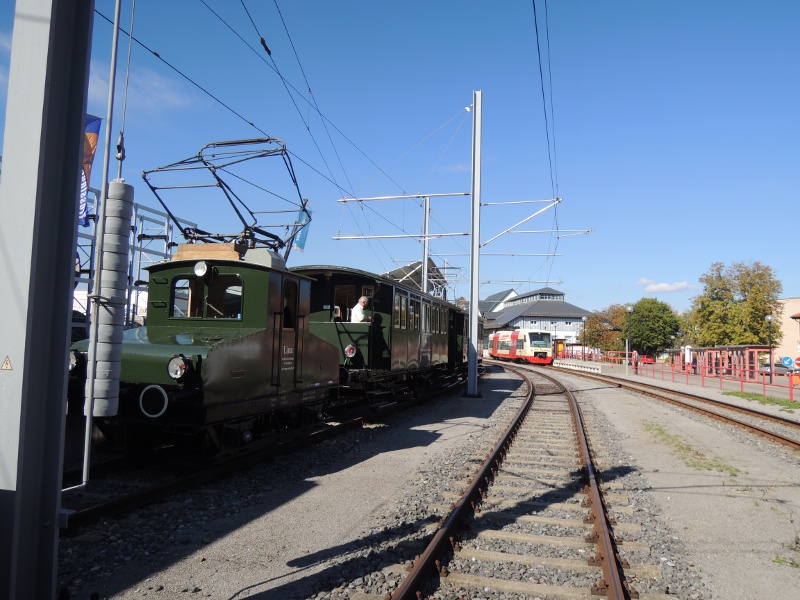 Lok Lina der Trossinger Eisenbahn und HzL-Regio-Shuttle