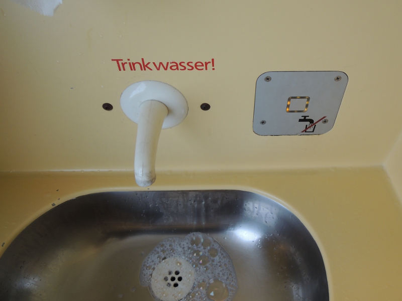 Uneinheitliche Beschriftung in einer Toilette eines AVG-Stadtbahnwagens