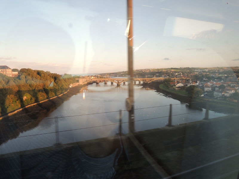 Blick aus dem Zug auf Berwick-upon-Tweed