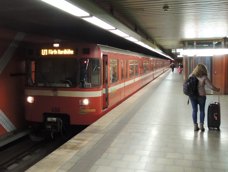 A-Wagen der Nürnberger U-Bahn mit LED-Matrixanzeige