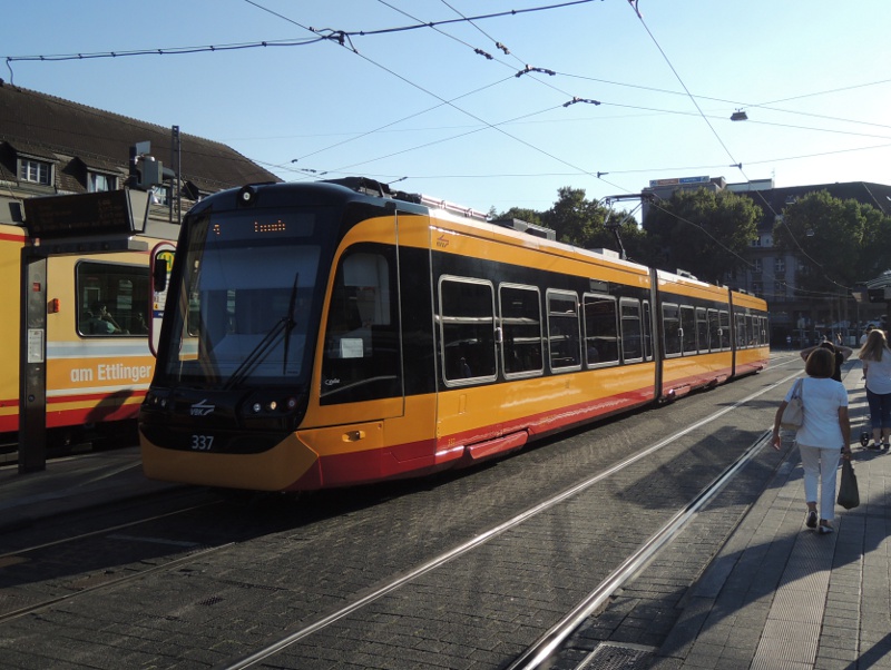 NET2012-Straßenbahn vor dem Hbf in Karlsruhe