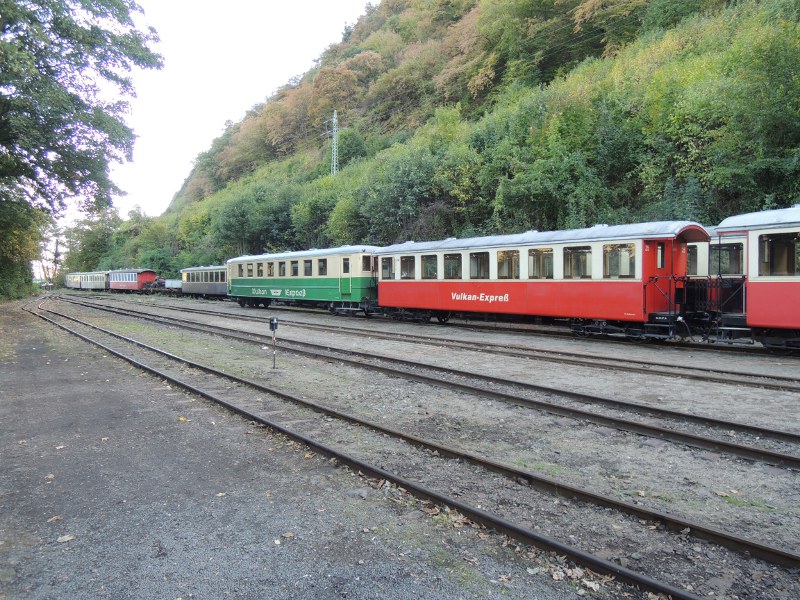 verschiedene Wagen der Vulkaneifelbahn