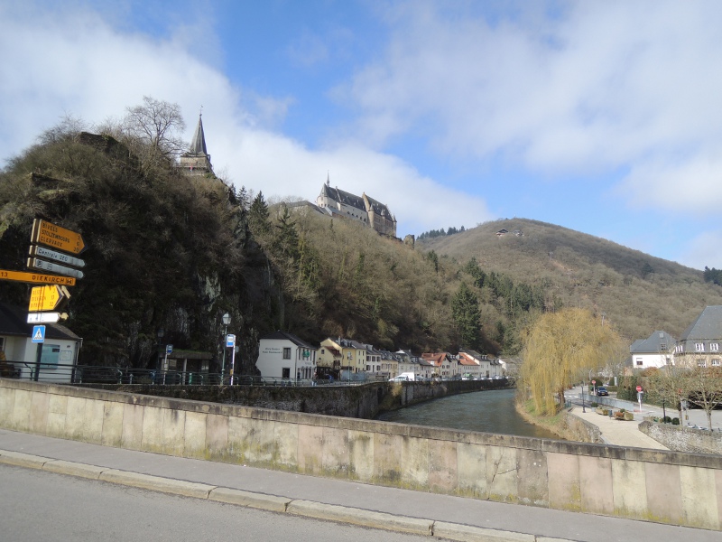 Blick auf das Our-Ufer und die Burg in Vianden