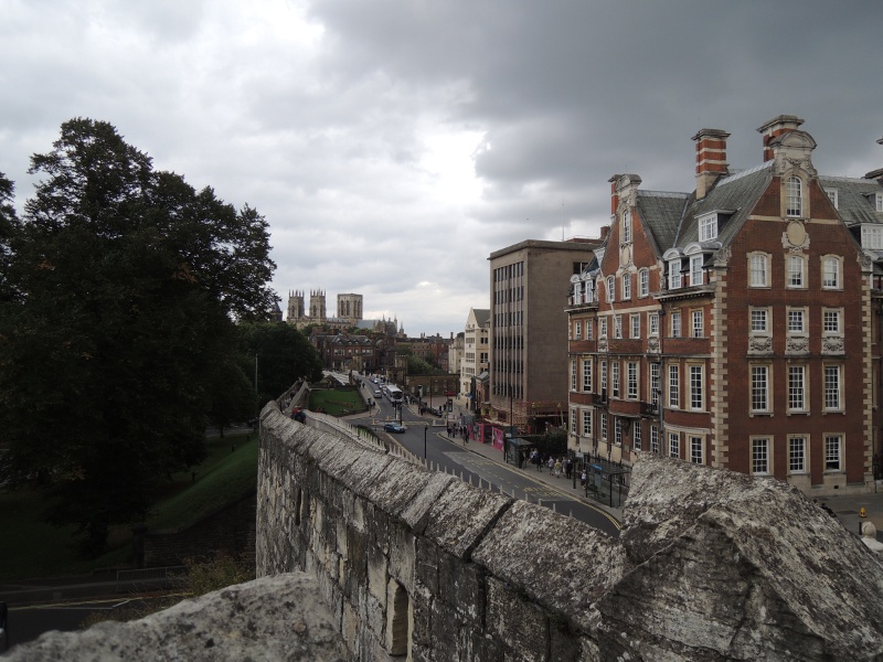 Blick von der Stadtmauer auf Minster und Stadt